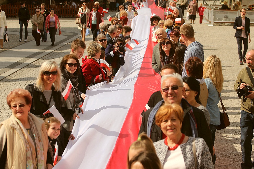 W centrum załopotała baiało - czerwona flaga długości 200 metrów
