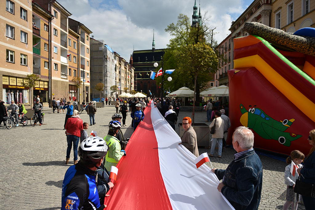 W centrum załopotała baiało - czerwona flaga długości 200 metrów