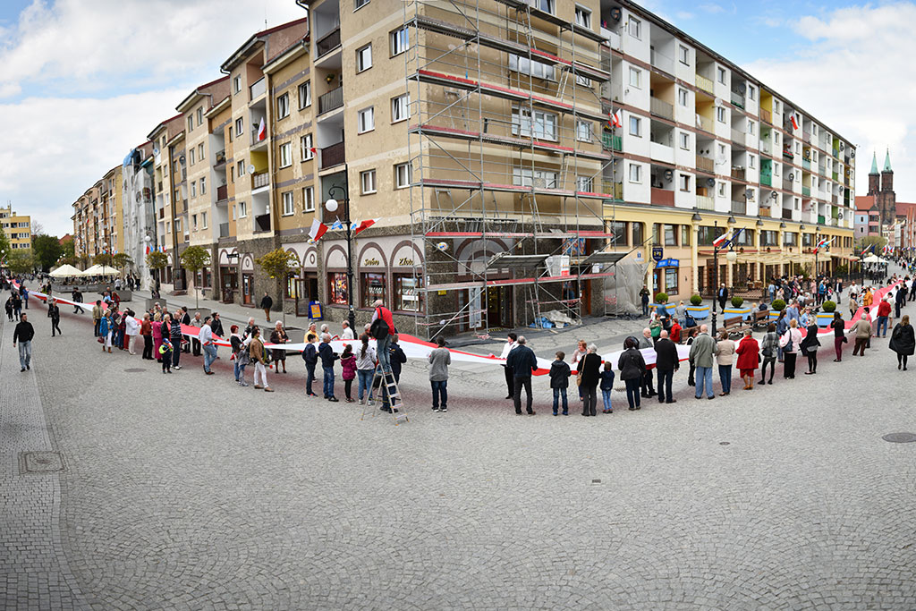 W centrum załopotała baiało - czerwona flaga długości 200 metrów