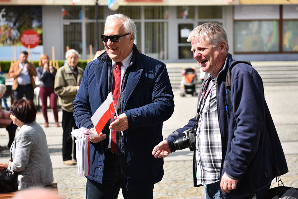 W centrum załopotała baiało - czerwona flaga długości 200 metrów