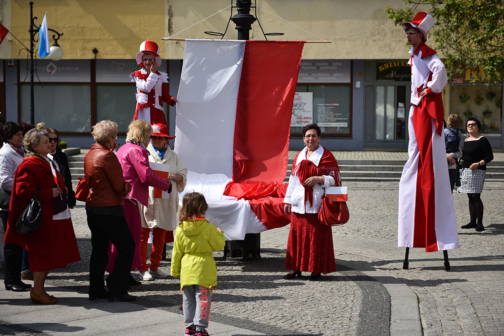 W centrum załopotała baiało - czerwona flaga długości 200 metrów