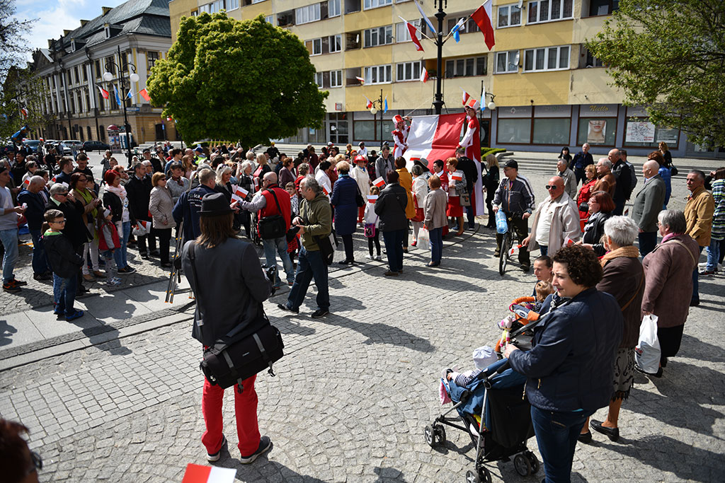 W centrum załopotała baiało - czerwona flaga długości 200 metrów