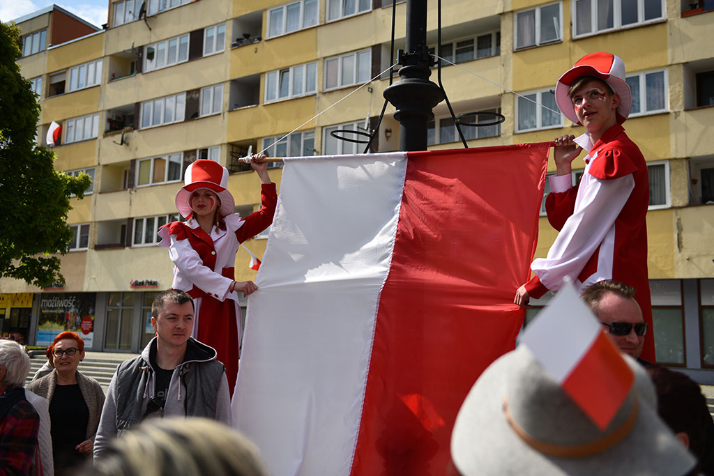 W centrum załopotała baiało - czerwona flaga długości 200 metrów