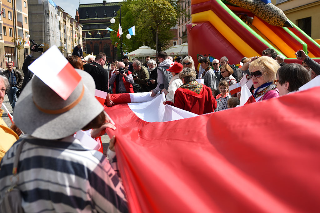 W centrum załopotała baiało - czerwona flaga długości 200 metrów