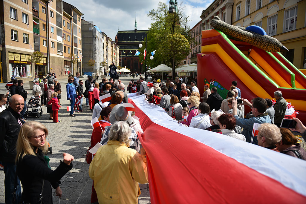 W centrum załopotała baiało - czerwona flaga długości 200 metrów