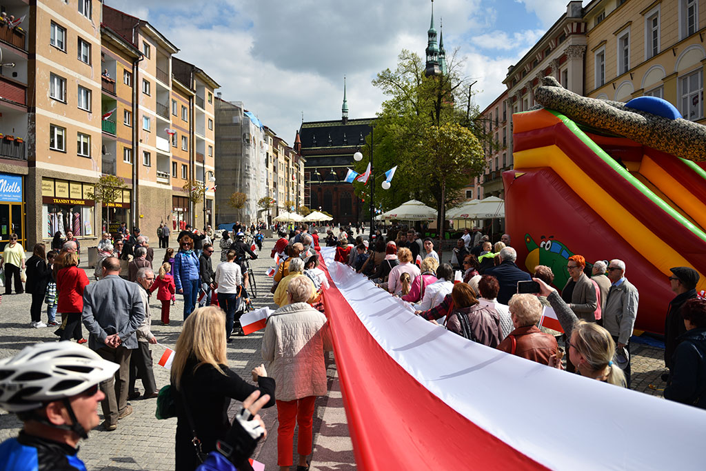 W centrum załopotała baiało - czerwona flaga długości 200 metrów