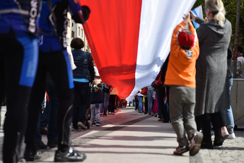 W centrum załopotała baiało - czerwona flaga długości 200 metrów