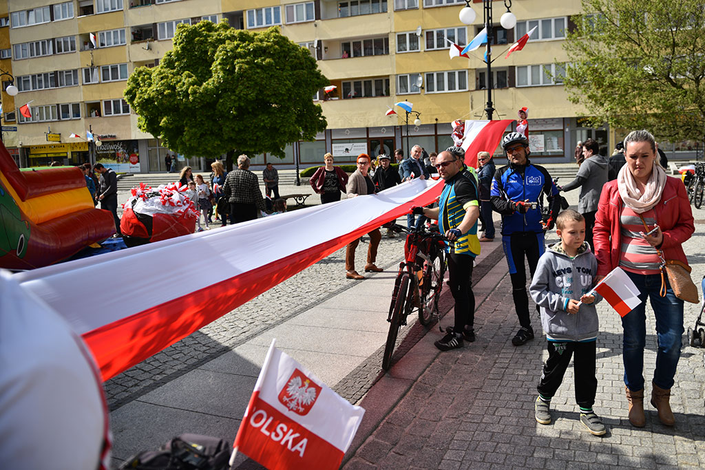 W centrum załopotała baiało - czerwona flaga długości 200 metrów