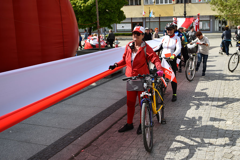 W centrum załopotała baiało - czerwona flaga długości 200 metrów