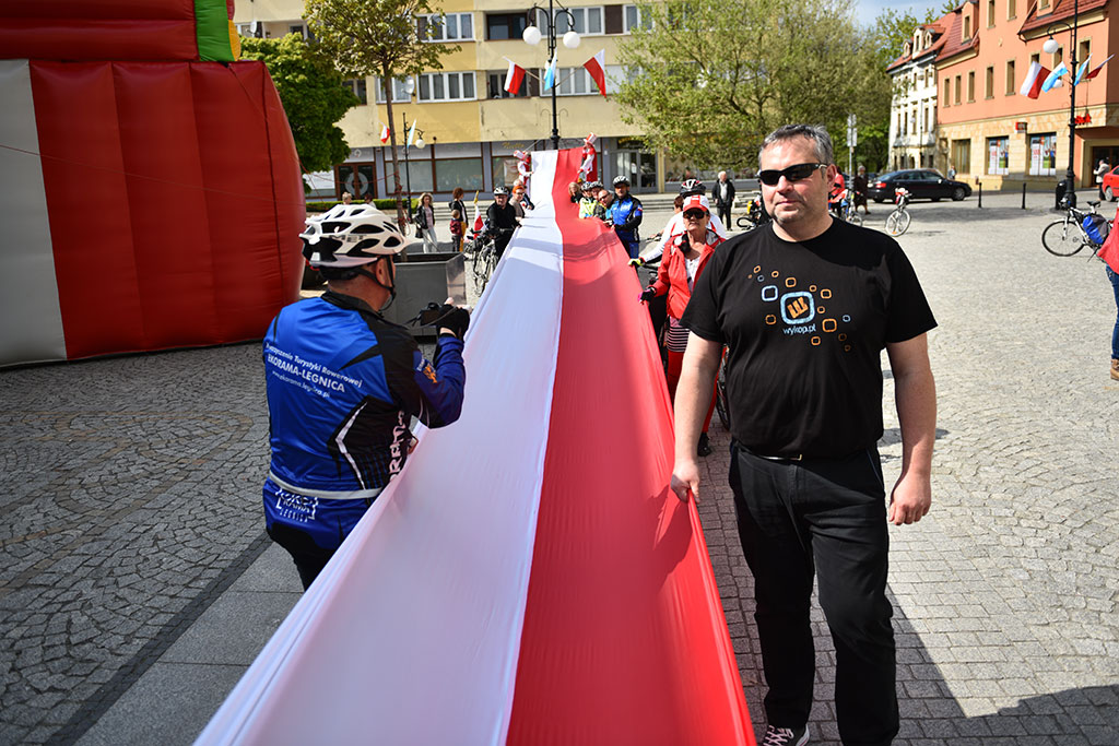 W centrum załopotała baiało - czerwona flaga długości 200 metrów