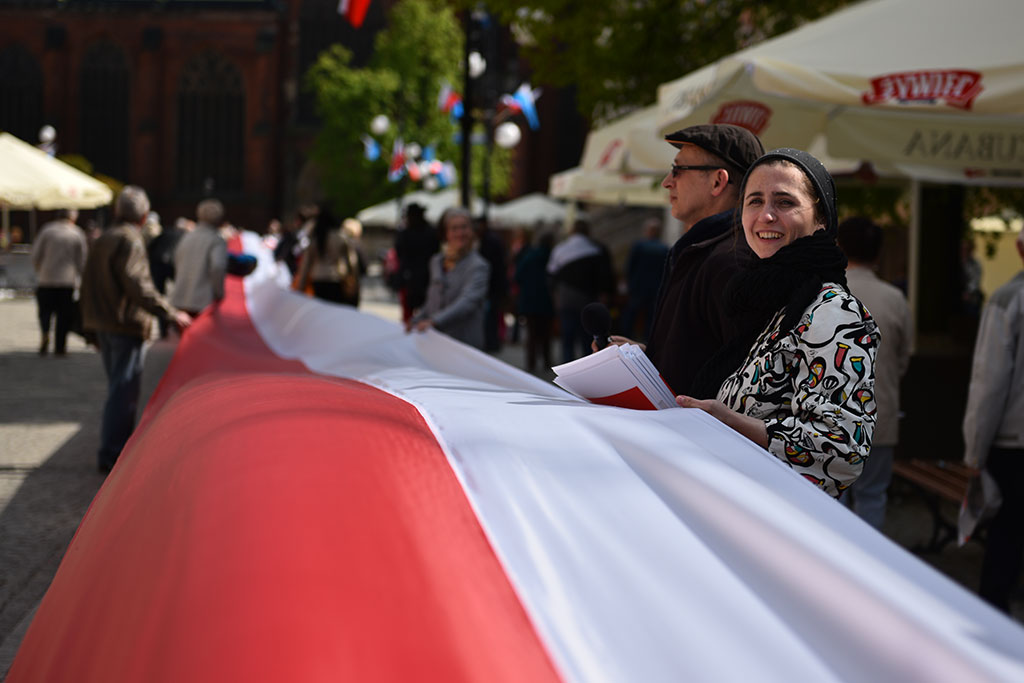 W centrum załopotała baiało - czerwona flaga długości 200 metrów