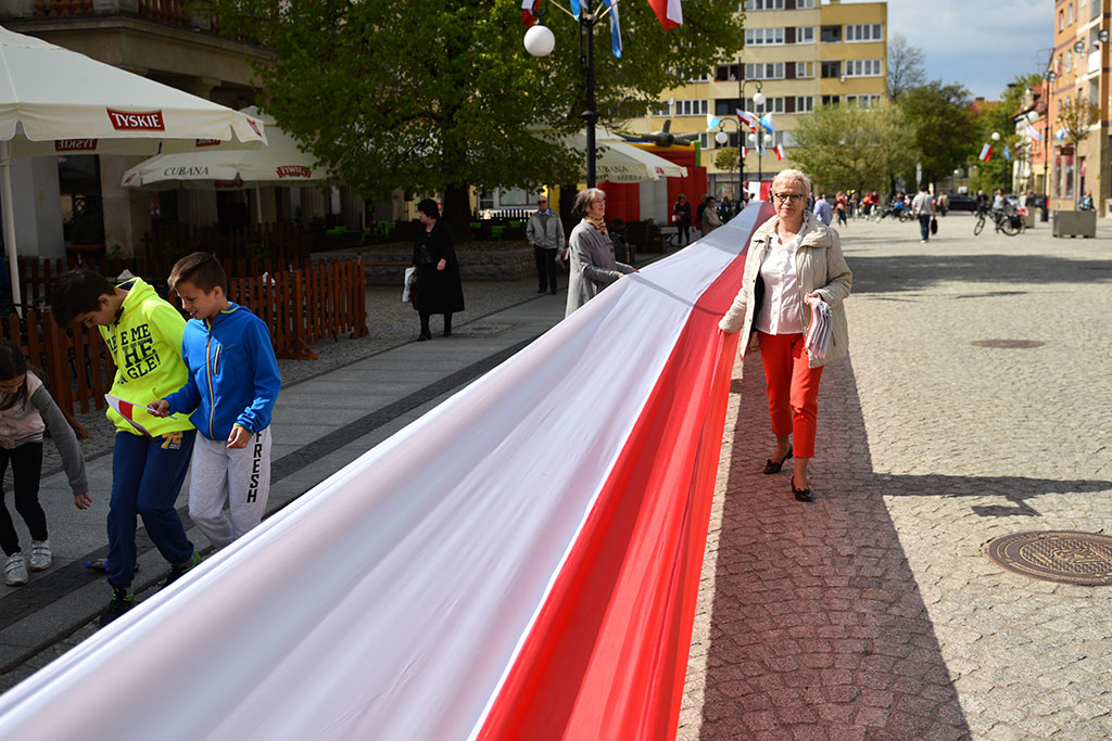 W centrum załopotała baiało - czerwona flaga długości 200 metrów