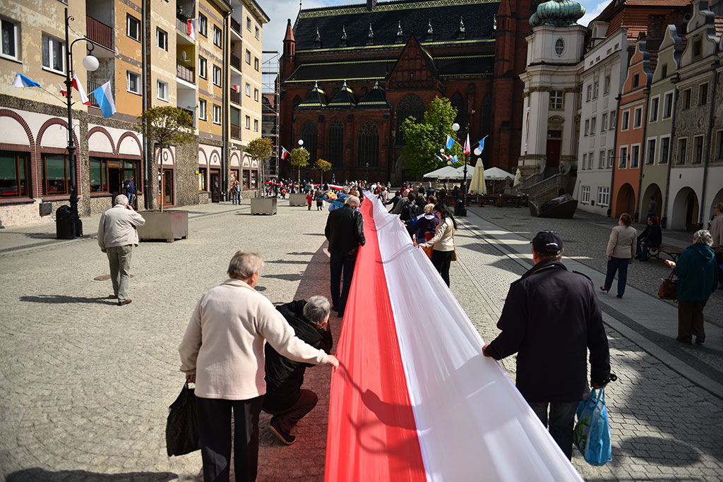 W centrum załopotała baiało - czerwona flaga długości 200 metrów