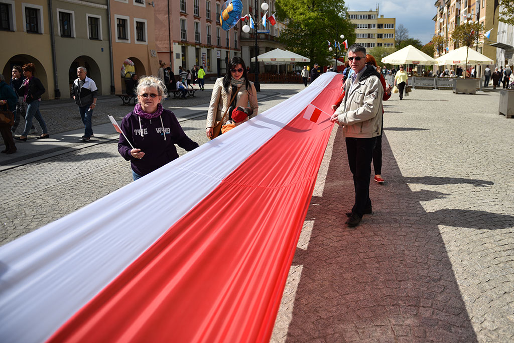 W centrum załopotała baiało - czerwona flaga długości 200 metrów