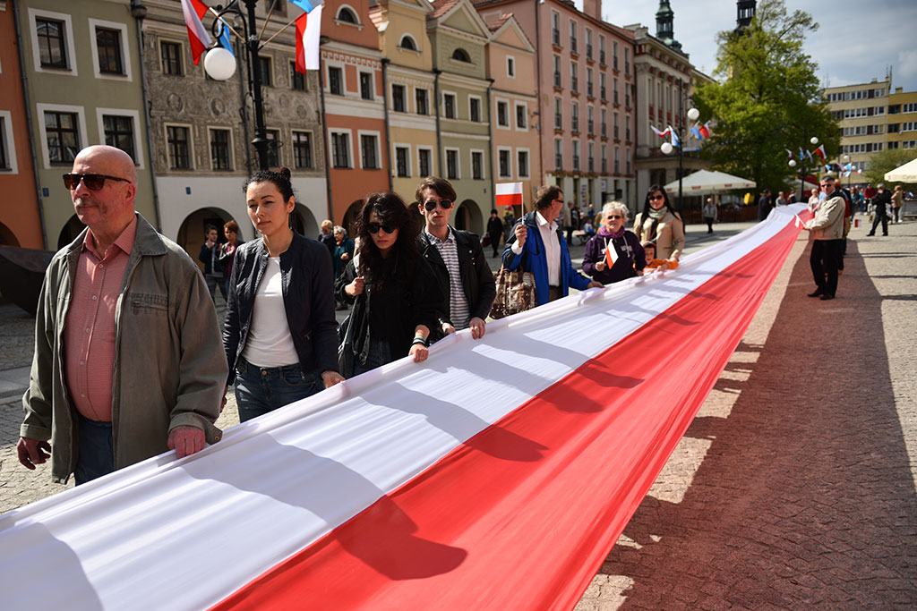 W centrum załopotała baiało - czerwona flaga długości 200 metrów