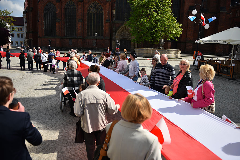 W centrum załopotała baiało - czerwona flaga długości 200 metrów