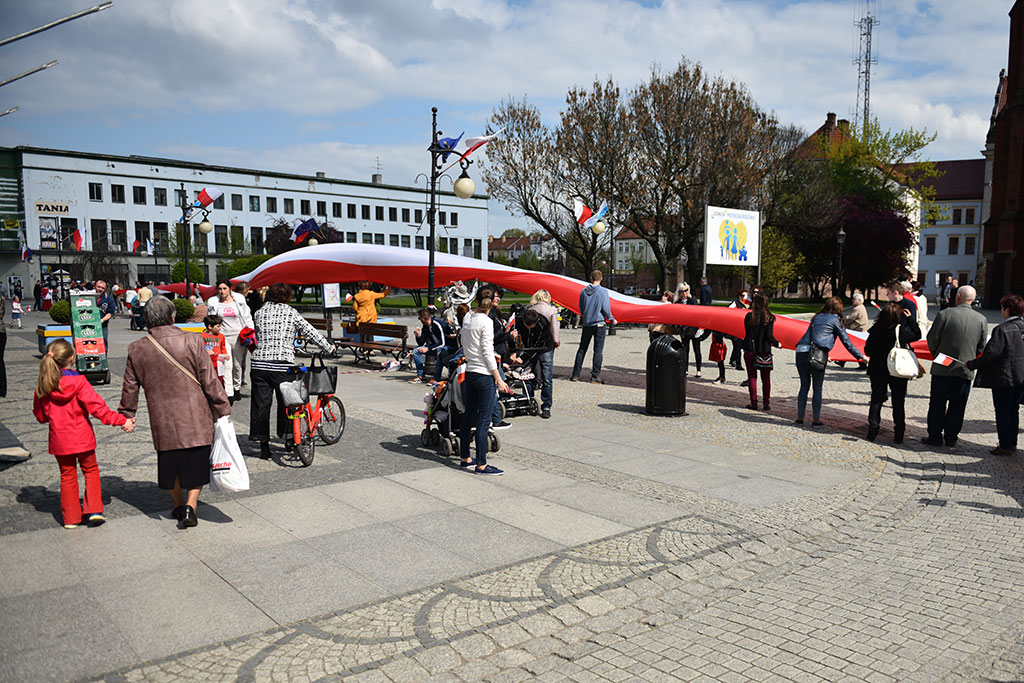 W centrum załopotała baiało - czerwona flaga długości 200 metrów
