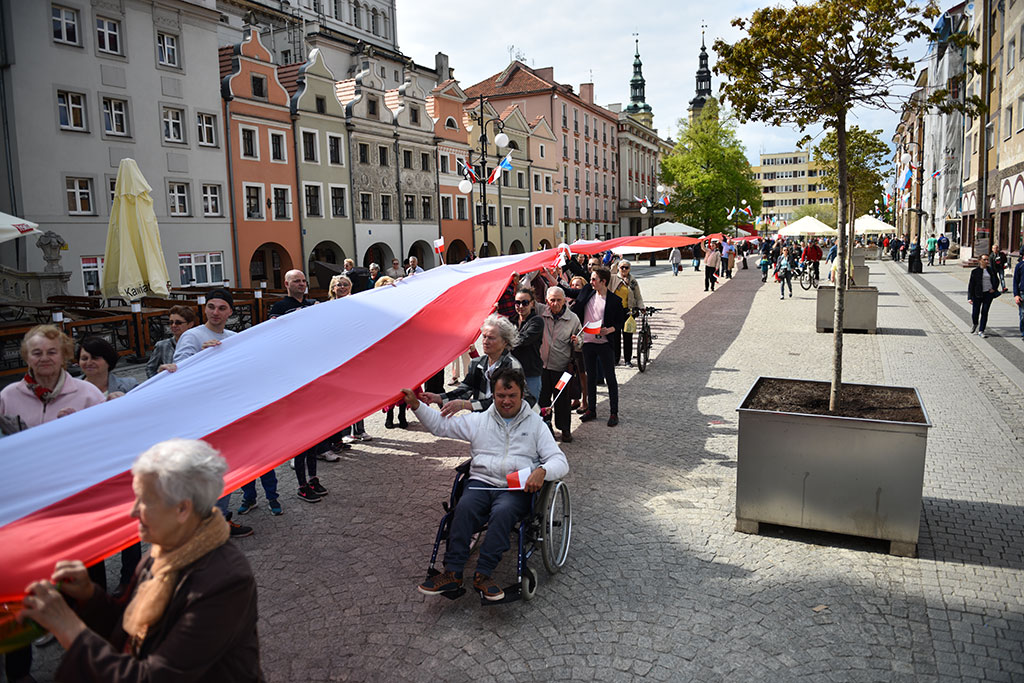 W centrum załopotała baiało - czerwona flaga długości 200 metrów