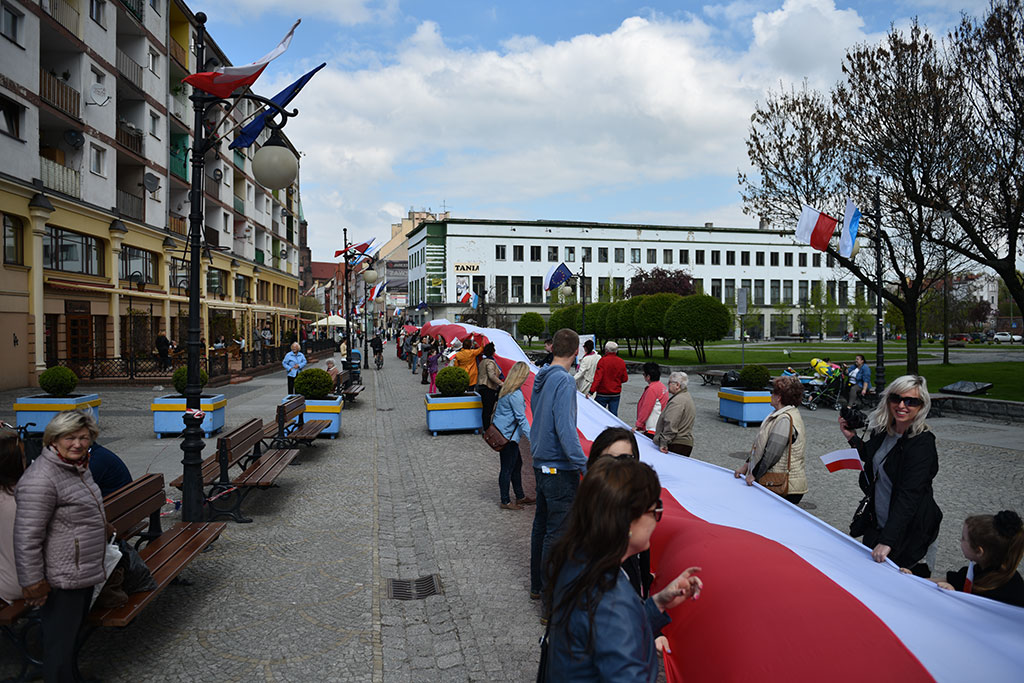 W centrum załopotała baiało - czerwona flaga długości 200 metrów