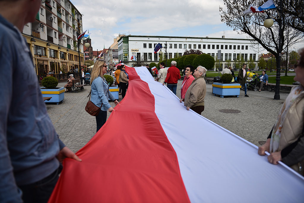 W centrum załopotała baiało - czerwona flaga długości 200 metrów