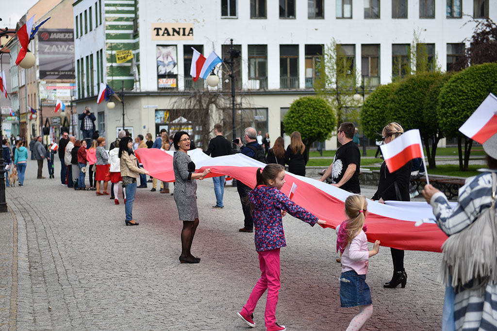 W centrum załopotała baiało - czerwona flaga długości 200 metrów