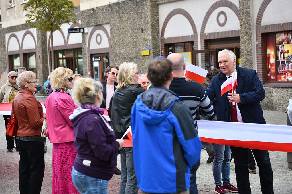 W centrum załopotała baiało - czerwona flaga długości 200 metrów