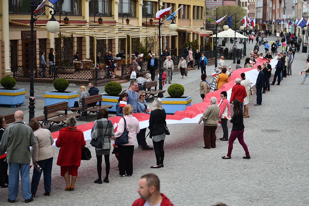 W centrum załopotała baiało - czerwona flaga długości 200 metrów