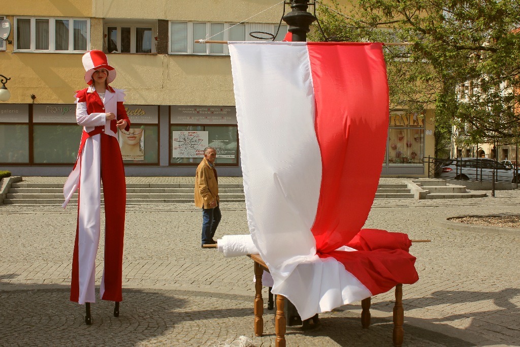 W centrum załopotała baiało - czerwona flaga długości 200 metrów