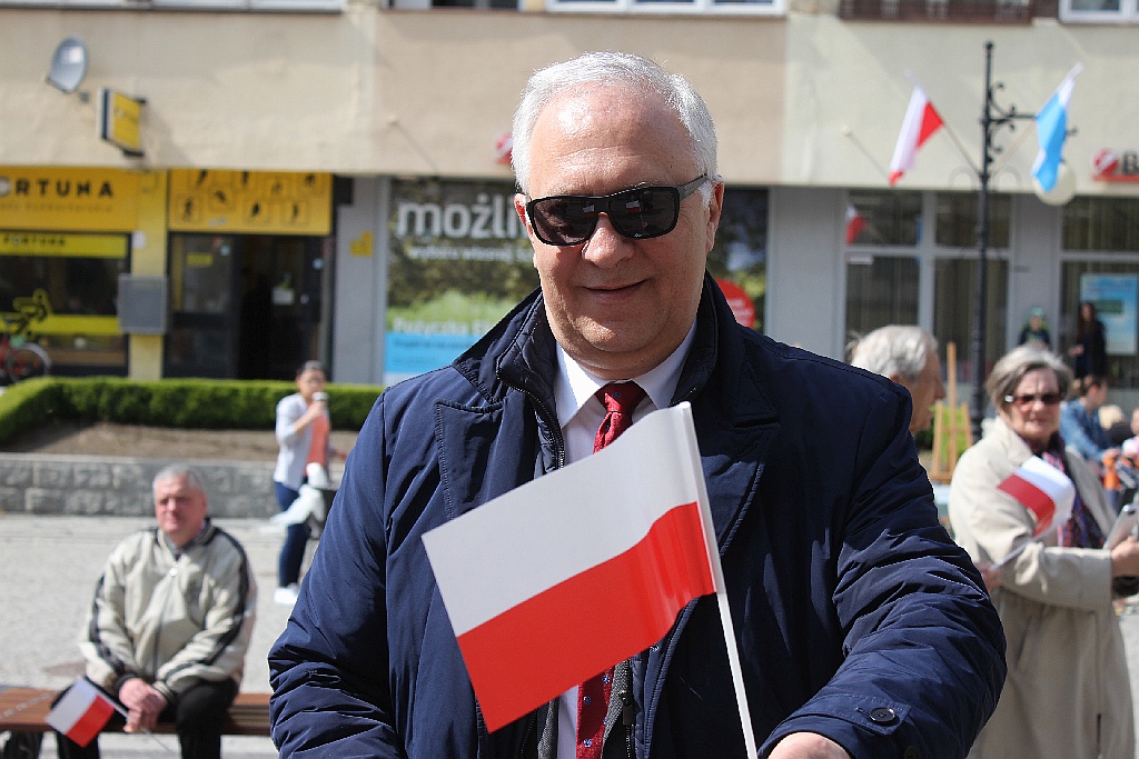 W centrum załopotała baiało - czerwona flaga długości 200 metrów