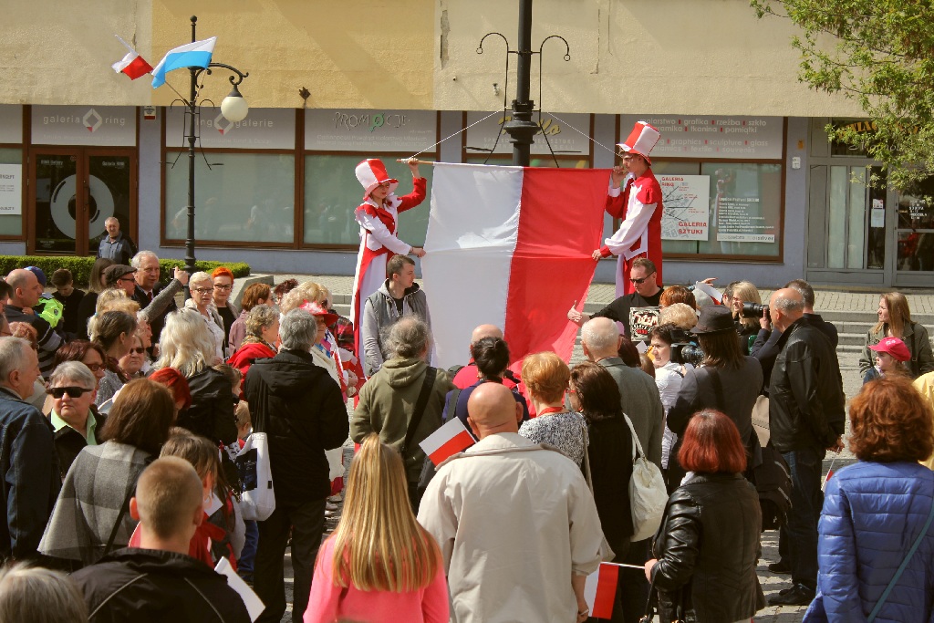 W centrum załopotała baiało - czerwona flaga długości 200 metrów