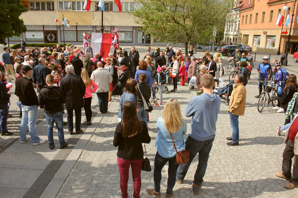 W centrum załopotała baiało - czerwona flaga długości 200 metrów