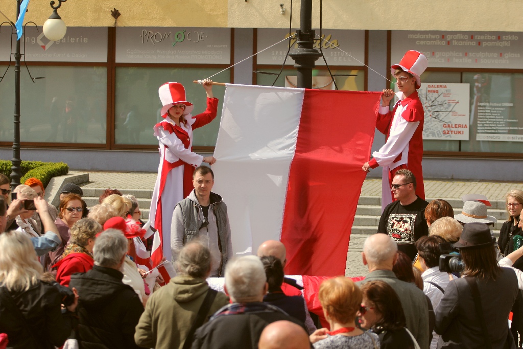 W centrum załopotała baiało - czerwona flaga długości 200 metrów