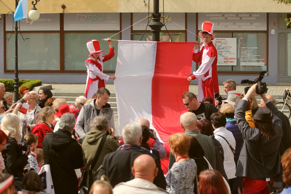 W centrum załopotała baiało - czerwona flaga długości 200 metrów