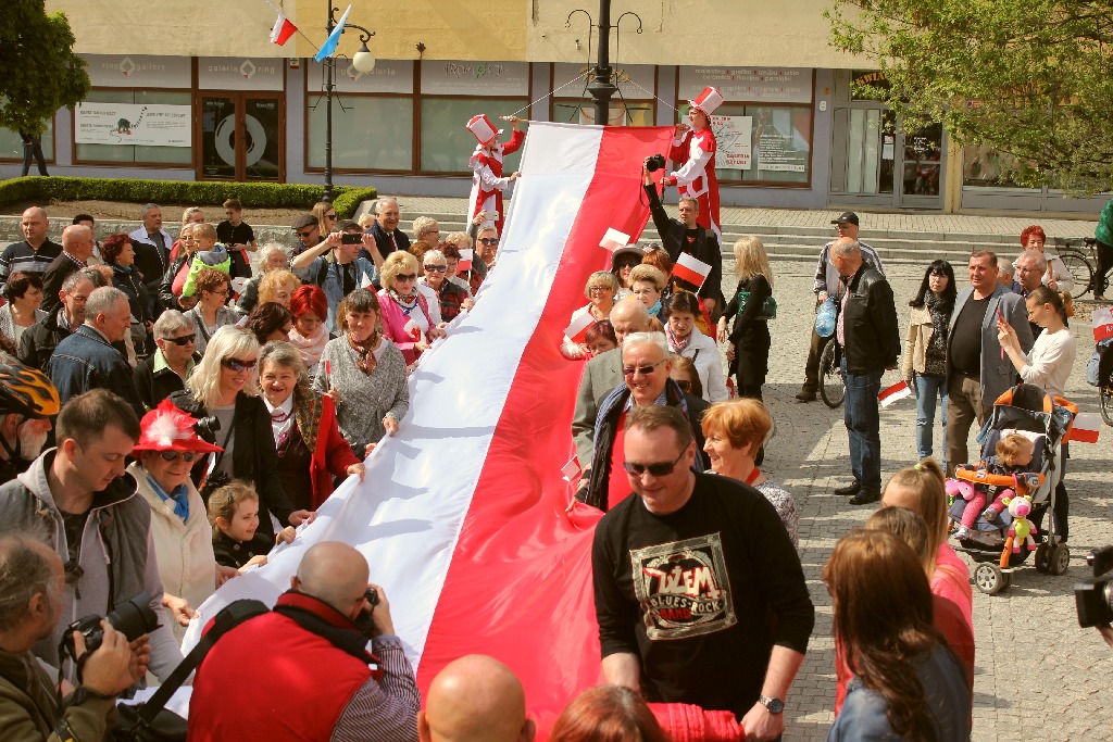 W centrum załopotała baiało - czerwona flaga długości 200 metrów