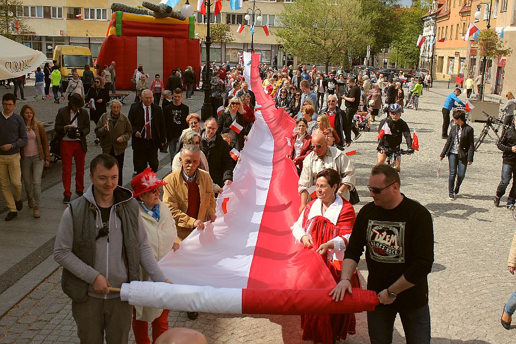 W centrum załopotała baiało - czerwona flaga długości 200 metrów