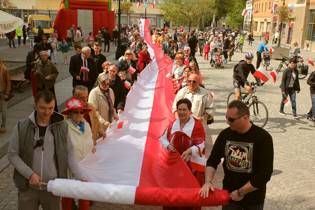 W centrum załopotała baiało - czerwona flaga długości 200 metrów