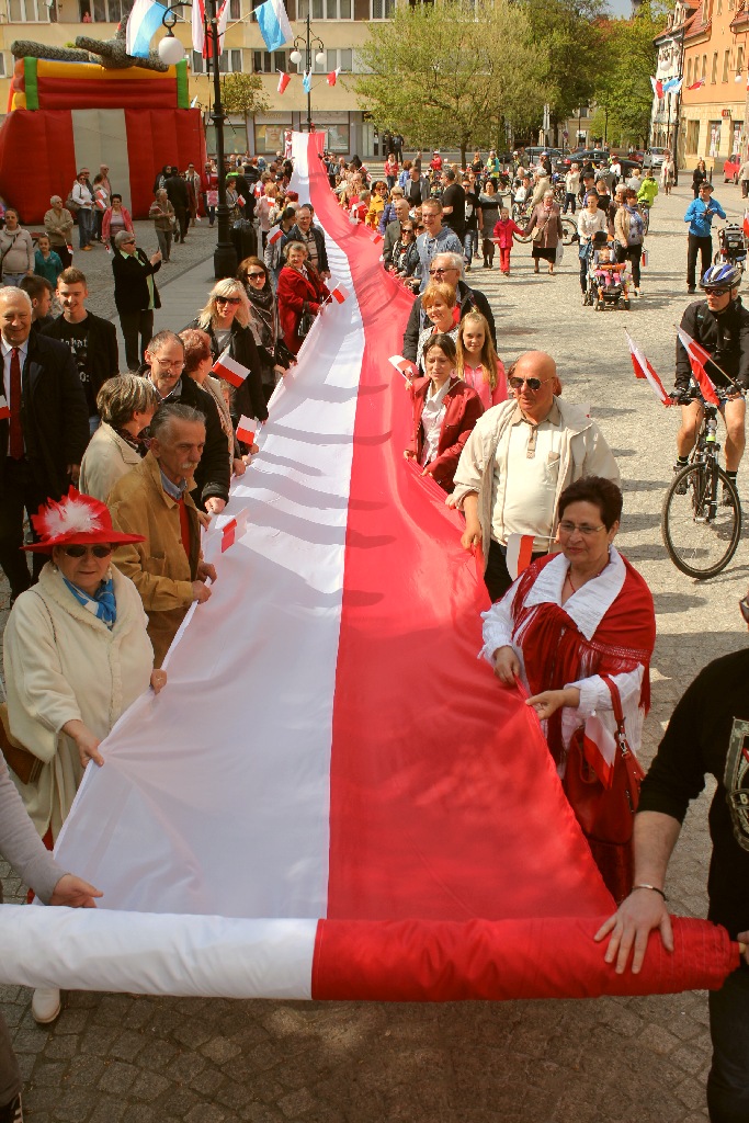 W centrum załopotała baiało - czerwona flaga długości 200 metrów