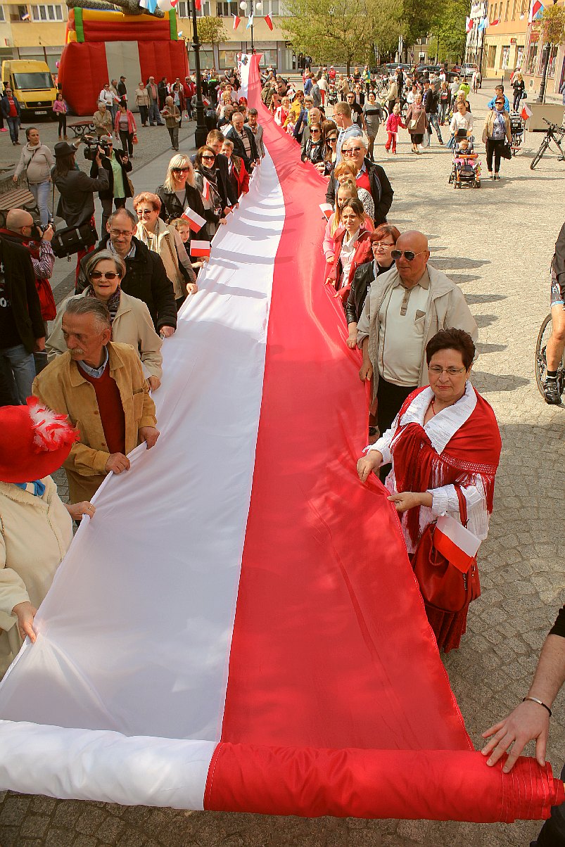 W centrum załopotała baiało - czerwona flaga długości 200 metrów