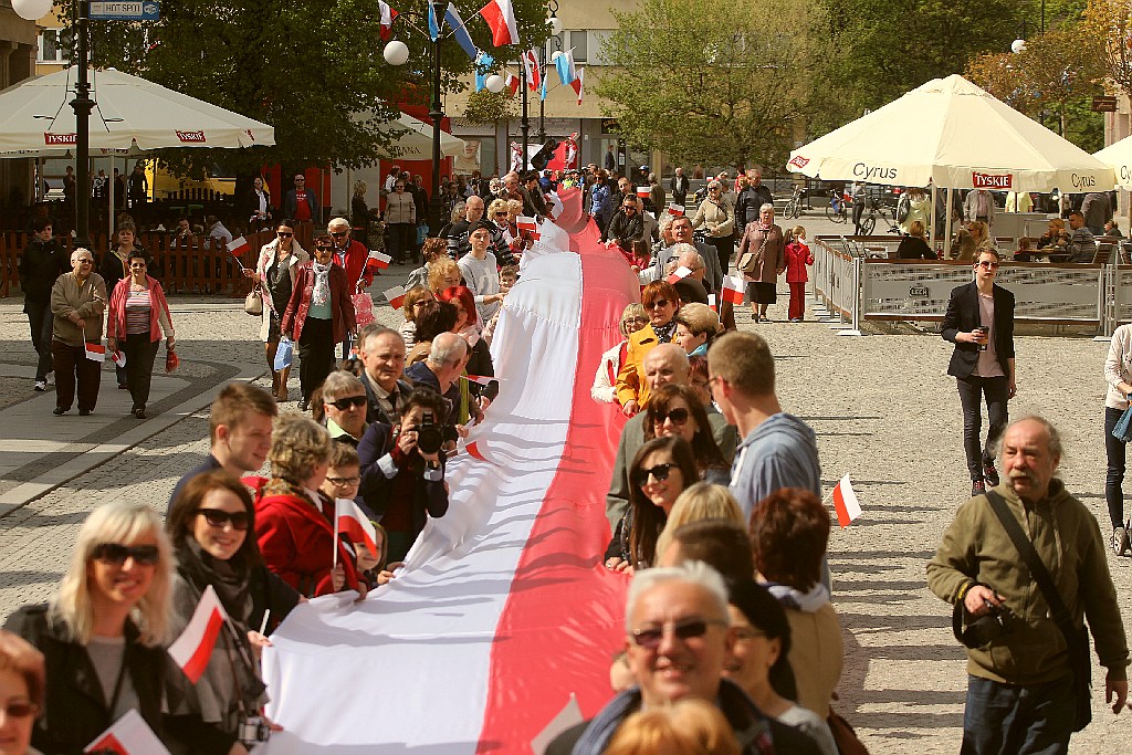 W centrum załopotała baiało - czerwona flaga długości 200 metrów