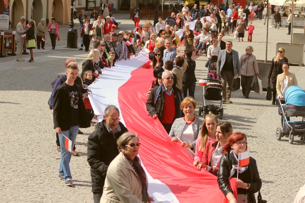 W centrum załopotała baiało - czerwona flaga długości 200 metrów