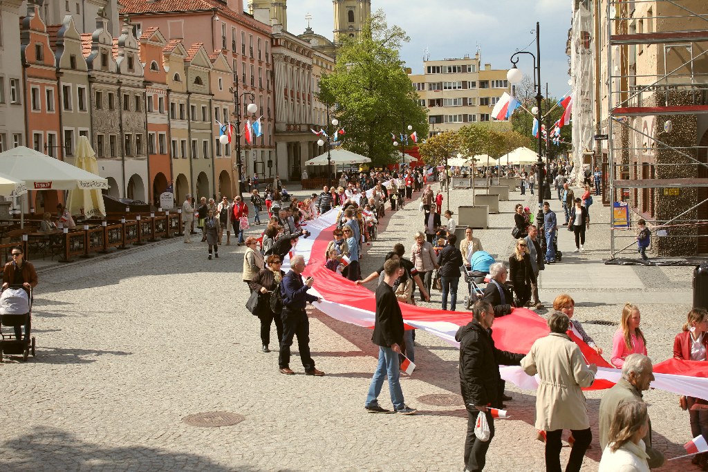 W centrum załopotała baiało - czerwona flaga długości 200 metrów