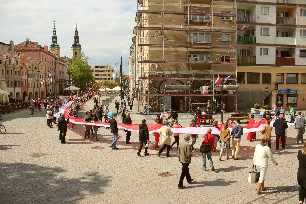 W centrum załopotała baiało - czerwona flaga długości 200 metrów