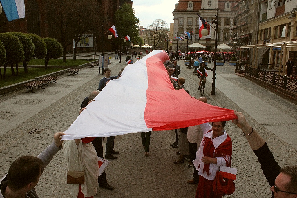 W centrum załopotała baiało - czerwona flaga długości 200 metrów