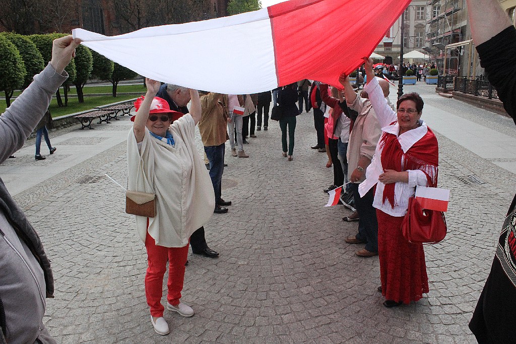 W centrum załopotała baiało - czerwona flaga długości 200 metrów