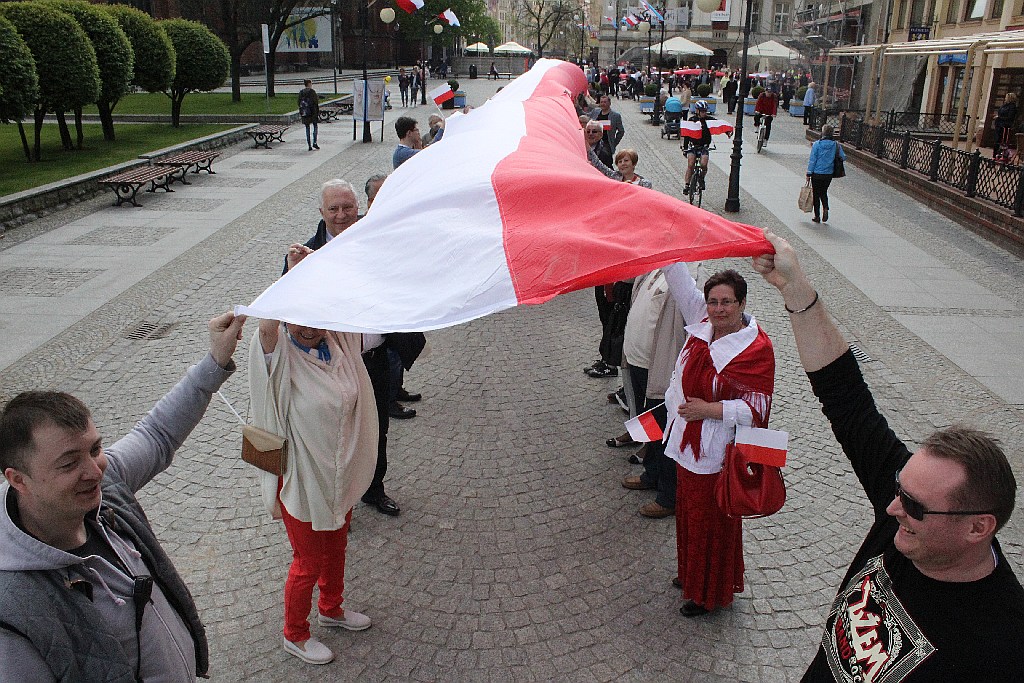 W centrum załopotała baiało - czerwona flaga długości 200 metrów