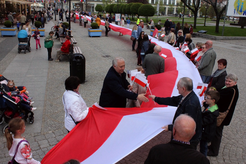 W centrum załopotała baiało - czerwona flaga długości 200 metrów