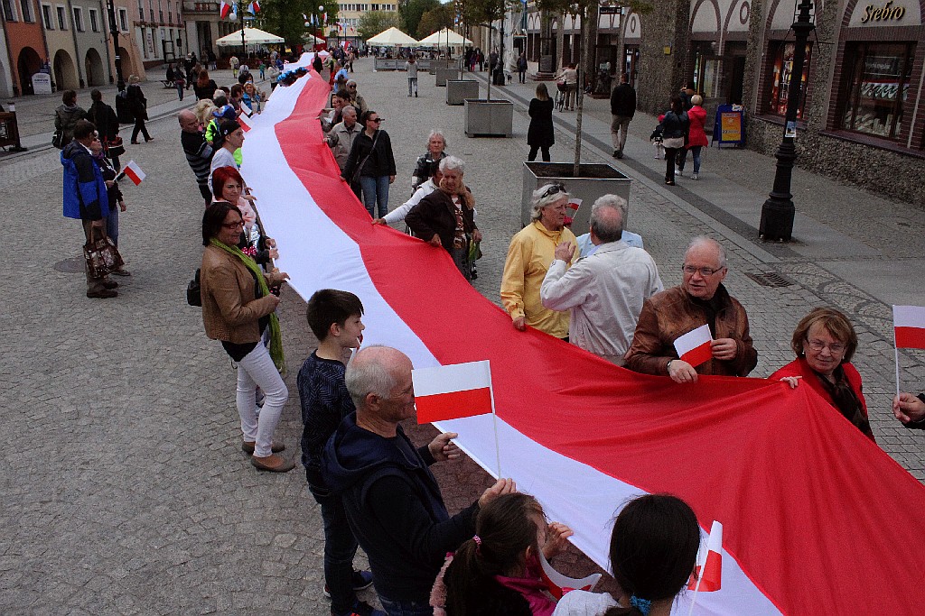 W centrum załopotała baiało - czerwona flaga długości 200 metrów