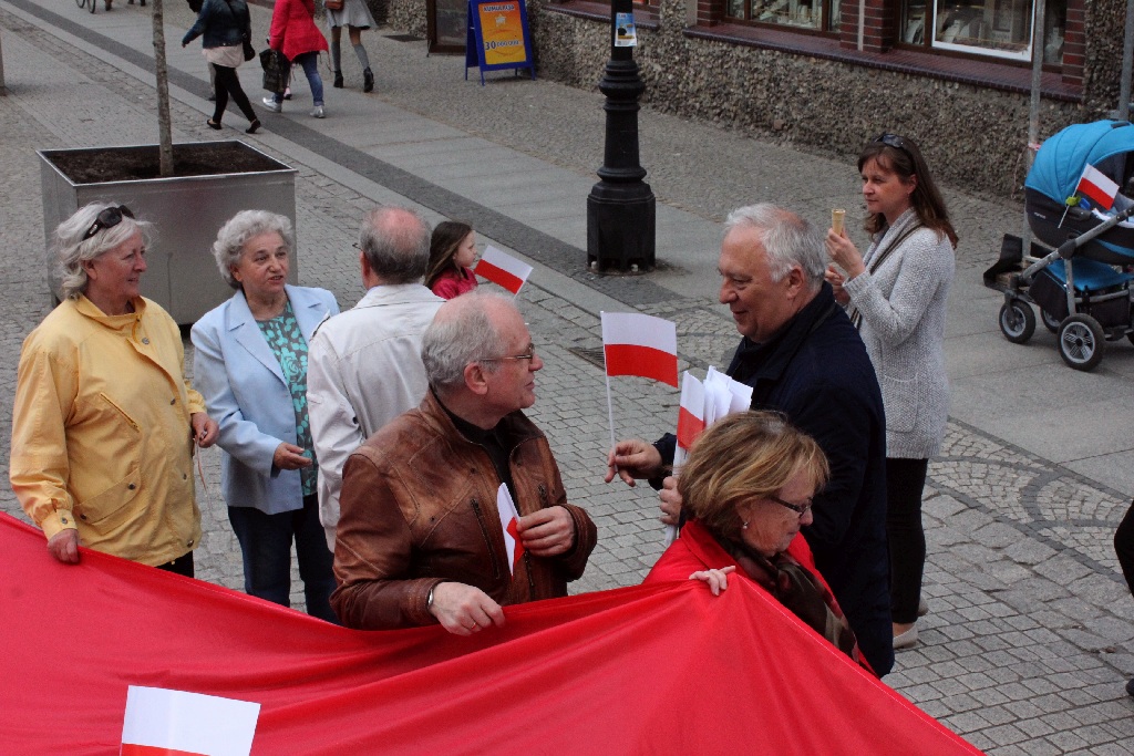 W centrum załopotała baiało - czerwona flaga długości 200 metrów