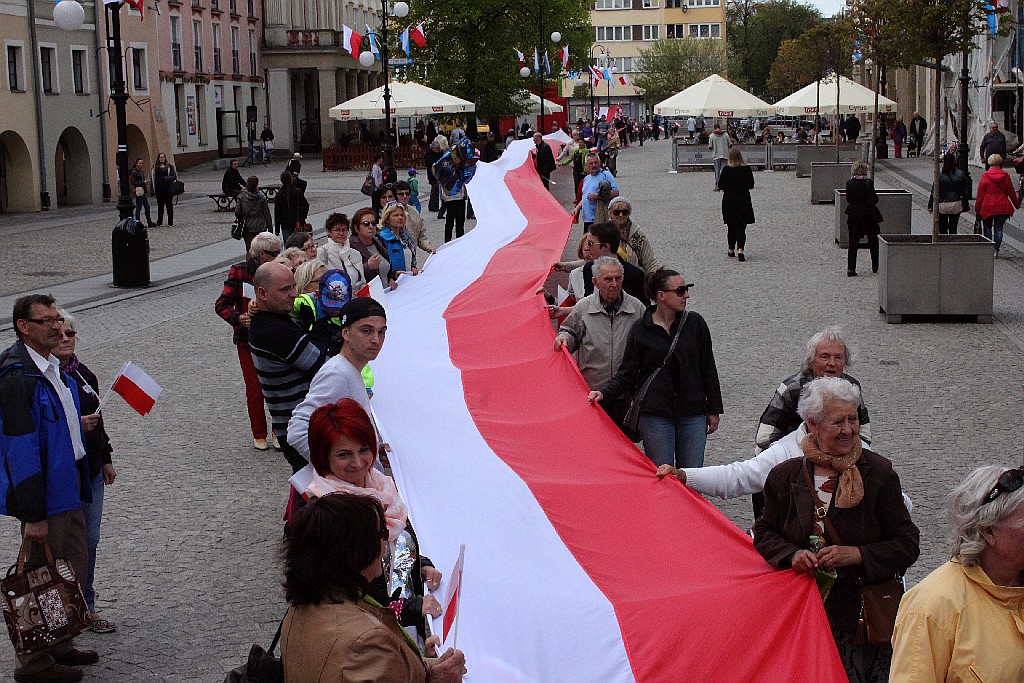 W centrum załopotała baiało - czerwona flaga długości 200 metrów