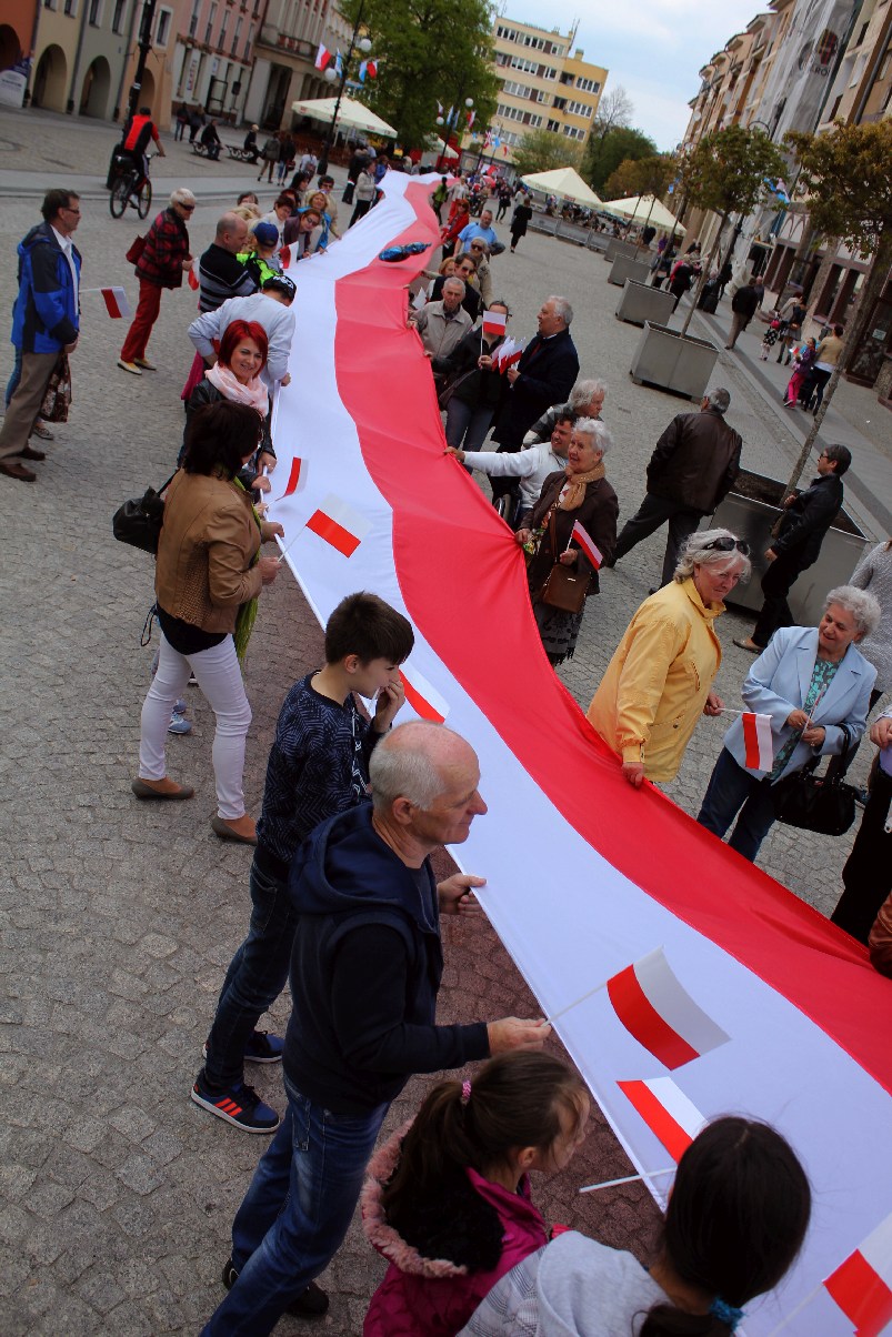 W centrum załopotała baiało - czerwona flaga długości 200 metrów